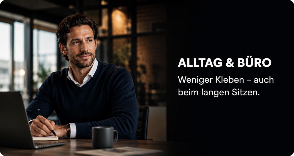 Mann sitzt am Schreibtisch  und trägt Cozemy Boxerbriefs gegen Kleben im Schritt