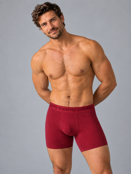 Attraktiver Mann in roter Cozemy Boxer Briefs für Herren mit Bund, Frontansicht im Studio