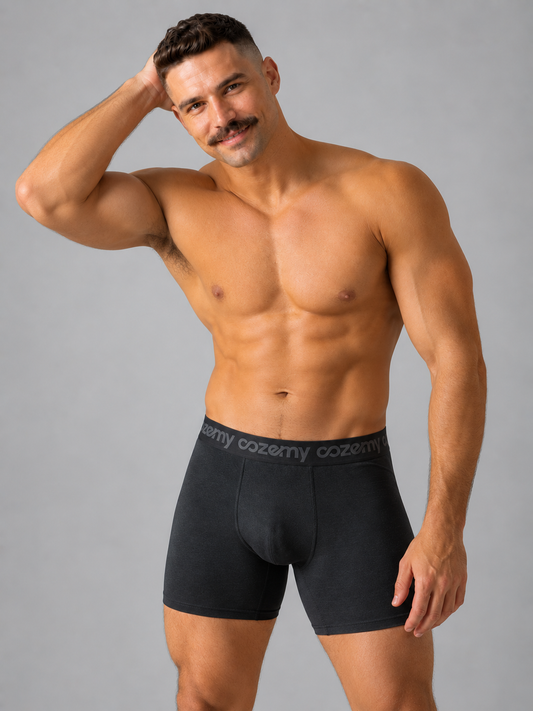 Schwarze Herren Boxershorts von Cozemy, Model post entspannt und lächelt in die Kamera